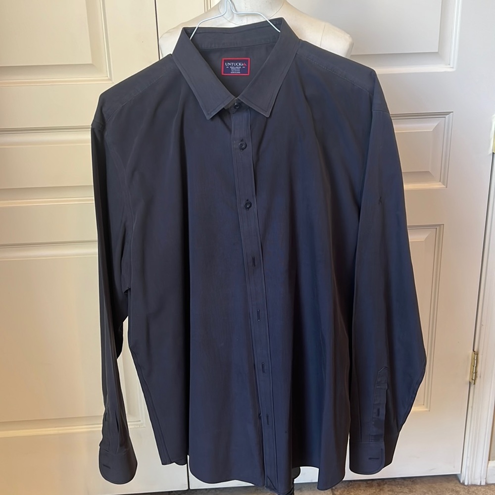 UNTUCKit Men’s long sleeved buttoned down shirt